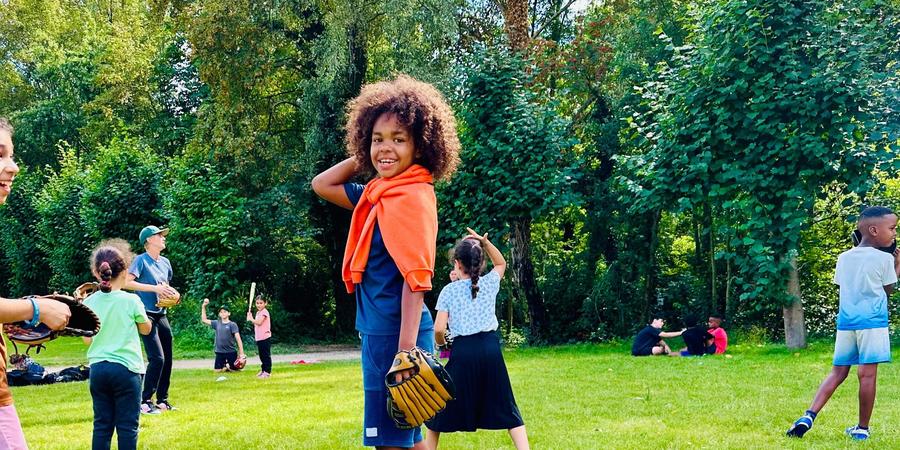kinderen spelen honkbal in het Bouckenborghpark
